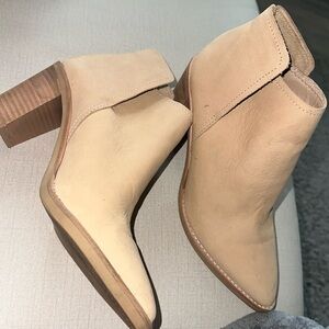 Women’s Dolce Vita dune suede. Ankle, pointed toe boots -Size 6.5.
